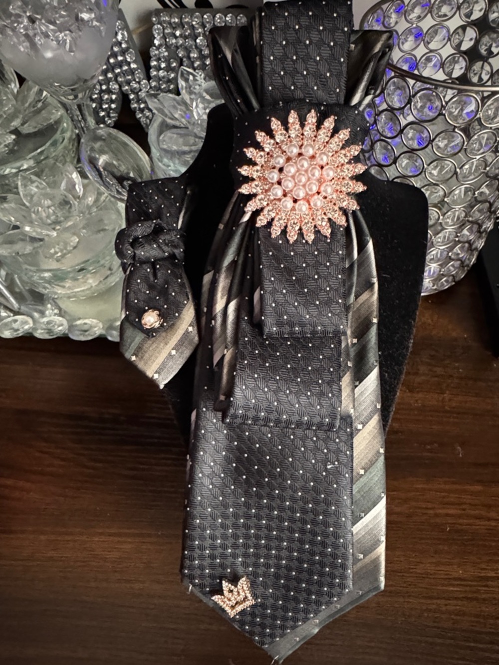 Black Patterned Men's Tie Set with Rose Gold Brooches